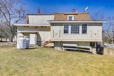 コテージ Spacious Round Pond House W/ On Site Trail Access!