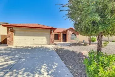 Mökkimajoitus Sunny San Tan Valley Home W/ Backyard Oasis!