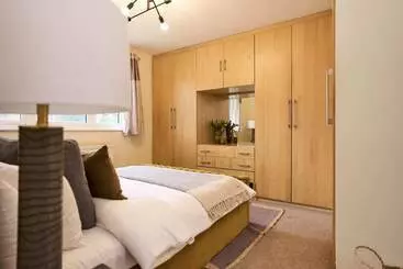 Casa Rural The Enfield Place Elegant 4bdr House With Garden