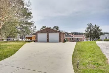 Mökkimajoitus Waterfront Lake Gaston Home W/ Private Dock!