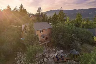 کلبه Tanglewood By Avantstay 10mins To Bear Mountain, Contemporary Hillside Cabin