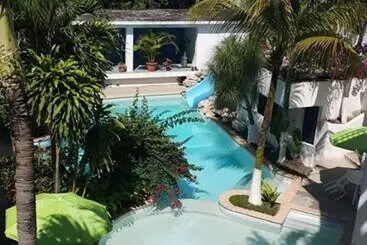 هتل Casa Flores De Tikal