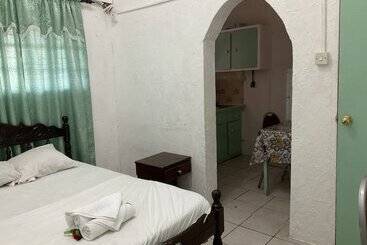 هتل Stephanie S Apartments Ltd