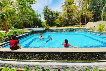 Habarana Tree House Ambasewana Resort