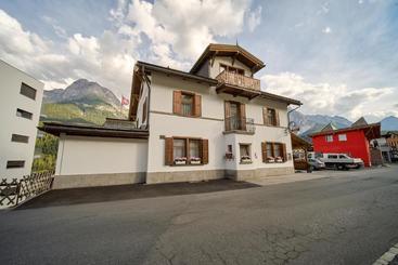 Hotel Garni Alpenrose Grusaida