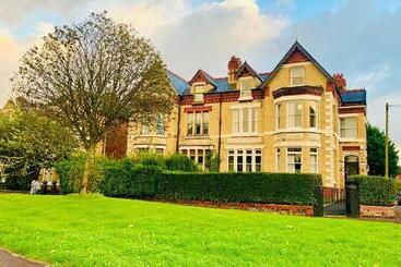 تختخواب و صبحانه Double Rooms Free Street Parking Near Lfc