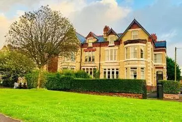 تختخواب و صبحانه Double Rooms Free Street Parking Near Lfc