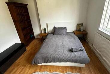 پانسیون Waltham Cross Rooms