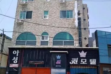 Queen Motel