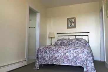 Admiral's Quay Motel & Suites