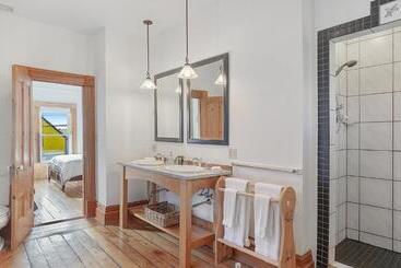 ベッドアンドブレックファースト Sail Inn Lunenburg