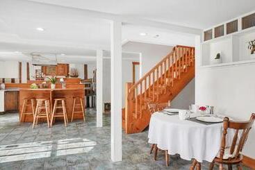 צימר Sail Inn Lunenburg