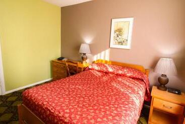 James Bay Inn Hotel, Suites & Cottage