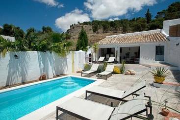 Отель Almohalla 51