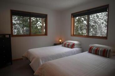 ホテル Bears Den Mountain Lodge