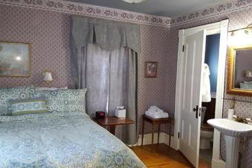 Holidae House Bed & Breakfast