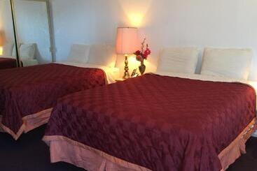 Motel Crystal Palace Inn Brownfield