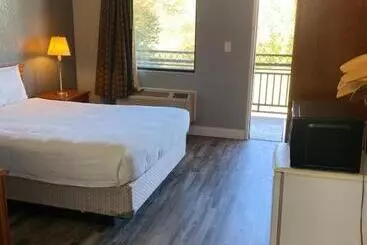モーテル Traveler's Place Inn & Suites