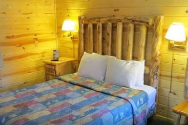 هتل Cabins Of Mackinac & Lodge