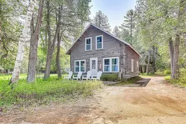 Baileys Harbor Cottage W/ Dock: Steps To Lake!
