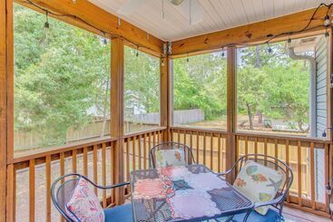 Сельский дом Beachy Oak Island Family Home 1 Mi To Ocean!