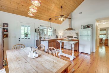 Charming Lawley Cottage: Deck, Fire Pit & Yard!