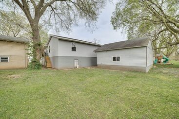 Hus på landet Cozy Illinois Retreat W/ Home Gym & River Views!