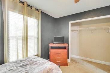 별장 Crestview Family Home: Screened Porch & Games!