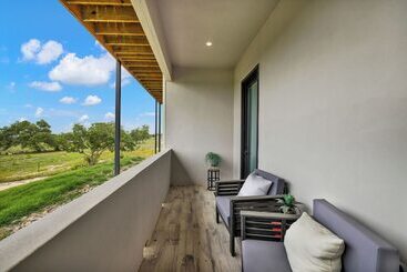 The Bentley Hotel   Beatles Room   Hill Country View