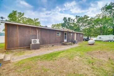 Dom wiejski Lakefront Cabin In Jay W/ Deck, Views & Boat Ramp!