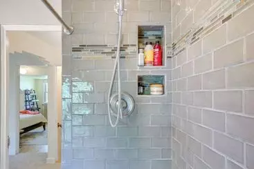 Mökkimajoitus Walkable Thiensville Retreat Near Hiking!