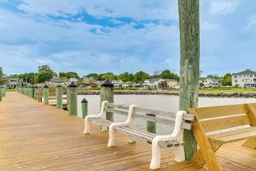 コテージ Waterfront Shady Side Home W/ Chesapeake Bay View!
