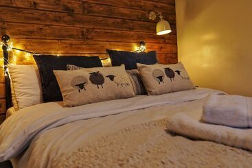 1 Bed 17th Century Stone Cottage In Rural Devon