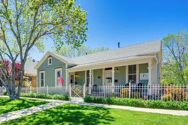 کلبه Walk To Courthouse Square: Quiet Home W/ Porch