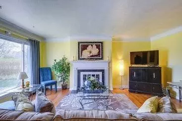 Mökkimajoitus Cleveland Heights Home W/ Sunroom: Park Across St!