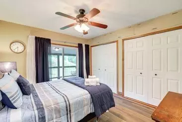 Mökkimajoitus Cozy Mars Hill Farmhouse W/ Scenic Views