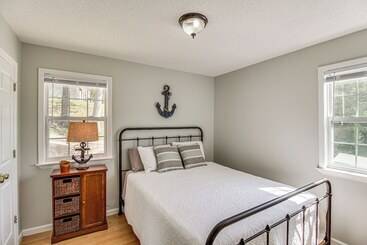 بيت ريفى Lynchburg House W/ Lake View With Boat Dock!