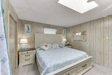 Peaceful Eureka Beach Cottage W/ 30 Foot Dock