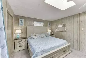 Peaceful Eureka Beach Cottage W/ 30 Foot Dock