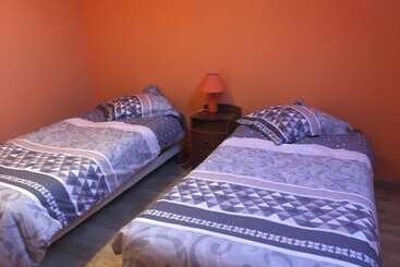 Отель Le Chef Des Champs