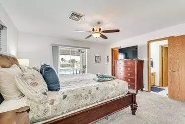 Mökkimajoitus Lake Havasu City Home W/ Patios & Saltwater Pool!