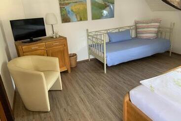 Отель Weinhaus Serwazi Zenzen