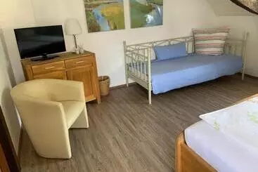 Hotelli Weinhaus Serwazi Zenzen
