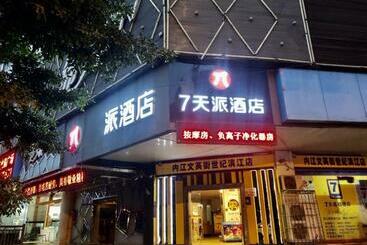 Hotelli 7days Inn Neijiang Wenying Street Century Riverside