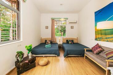 Albergue U Shore House