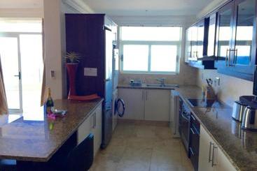 דירות לתיירים 305 Ballito Manor Gardens, Ballito   With Generator