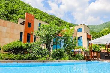 Apartamente turistice Penatess Pool Villa