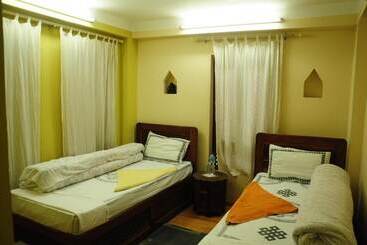 هتل Sunny Guest House And Cafe