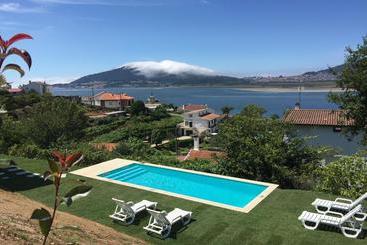 تختخواب و صبحانه Amare Country House