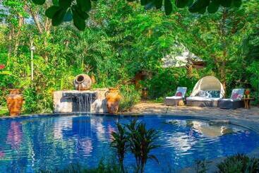 فندق Ocho Artisan Bungalows